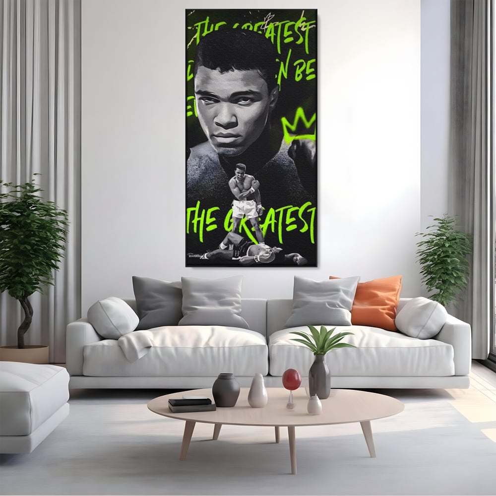 Tablou canvas cu tablou canvas cu portretul lui muhammad ali, in rama de aluminiu negru, pe perete intr-un living